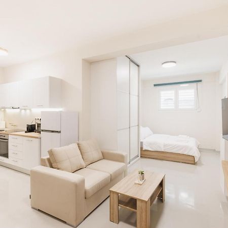 Fully Renovated Luxurious Semi-Basement Studio Atenas Exterior foto