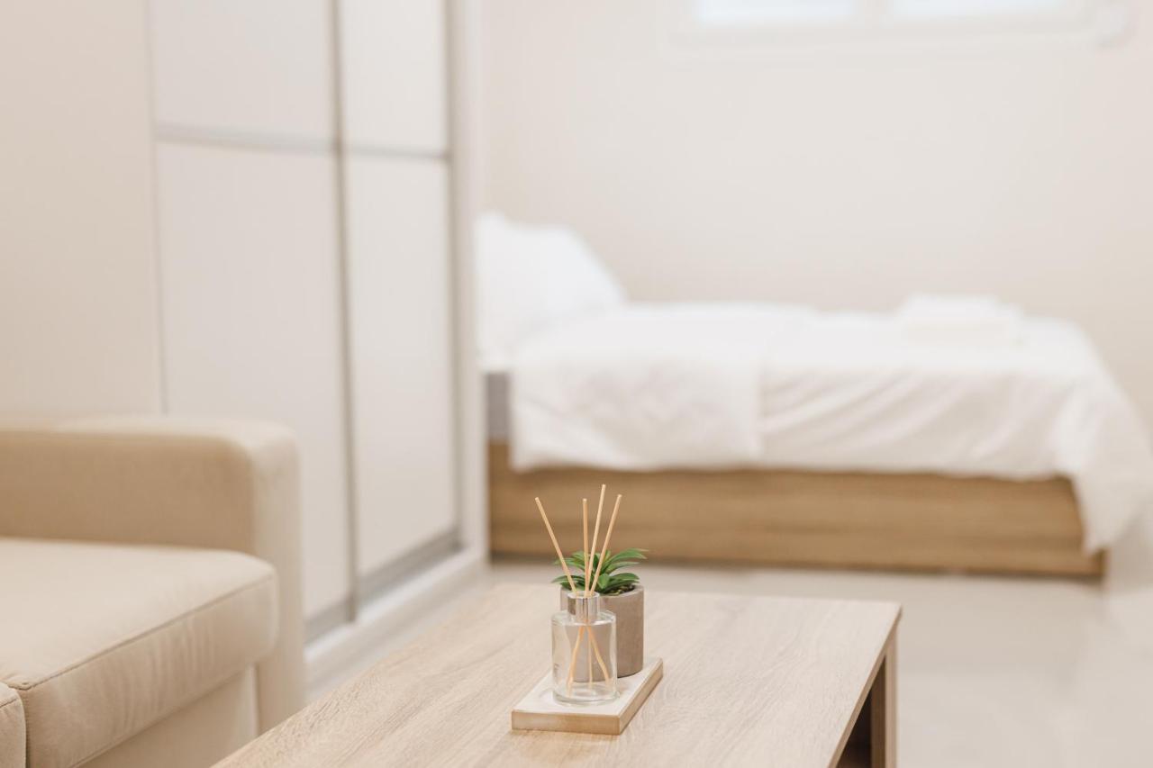 Fully Renovated Luxurious Semi-Basement Studio Atenas Exterior foto