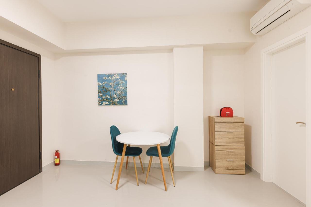 Fully Renovated Luxurious Semi-Basement Studio Atenas Exterior foto